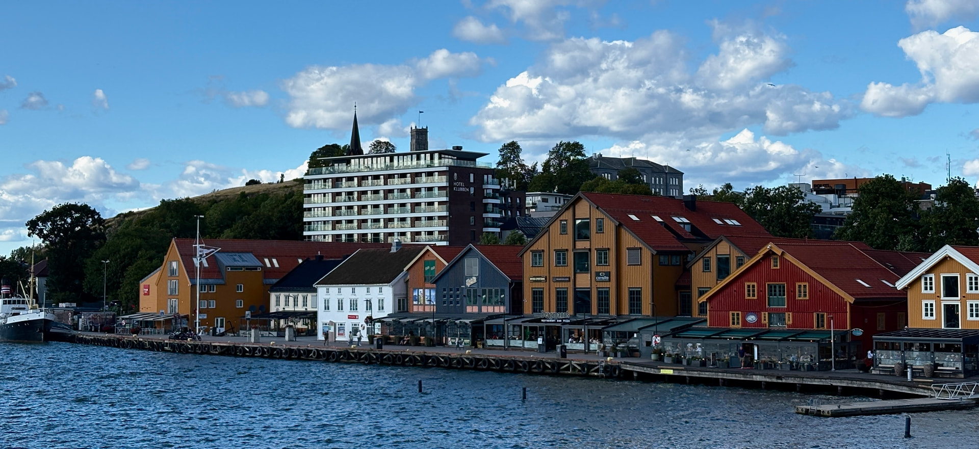 Tønsberg brygge med de gamle bryggehusene og kanalen